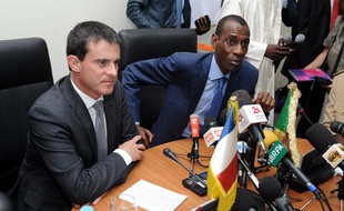 Les ministres français et sénagalais de l'Intérieur Manuel Valls et Abdoulaye Diallo, le 15 novembre 2013 à Dakar (Sénégal).