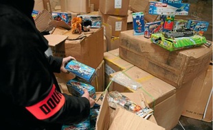 Sur les 25 000 jouets saisis dans ce hangar d'Argenteuil, 9 000 étaient « dangereux ».