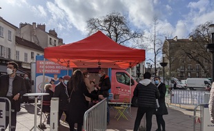 A Aubervilliers, des bénévoles et des professionnels vont à la rencontre des habitants pour les sensibiliser à la vaccination