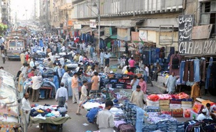 Deux Pakistanais travaillant dans un hôpital géré par une association coréenne ont été enlevés mercredi matin à Karachi, l'instable mégalopole du sud du Pakistan, a annoncé la police.