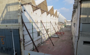 Les halles Alstom depuis la rue Arthur-III