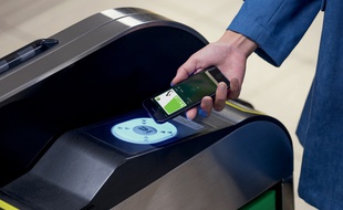 Les possesseurs d'iPhone 7 peuvent désormais emprunter les transports en commun nippons avec leur smartphone.