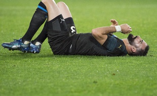 Adil Rami à terre après un match contre Nantes.