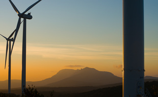 La montage Sainte-Victoire ne se trouve qu'à une quinzaine de kilomètres à vol d'oiseau des éoliennes.