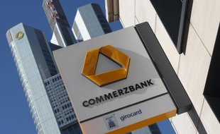 La banque allemande Commerzbank, qui doit absolument renforcer ses fonds propres, a annoncé lundi vouloir rembourser une partie de sa dette pour y parvenir, mais les investisseurs restaient sceptiques et le groupe était puni en Bourse.