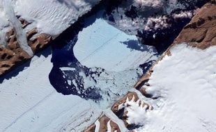 Image du glacier Petermann du Groenland prise par la Nasa, le 27 juillet 2012