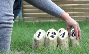 Illustration d'une jeune femme jouant au Mölkky, un jeu de quilles finlandais.