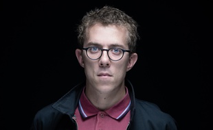 Valentin Gendrot raconte dans Flic, ce qu’il a vu et vécu lors de son infiltration dans un commissariat du 19e arrondissement de Paris en 2019