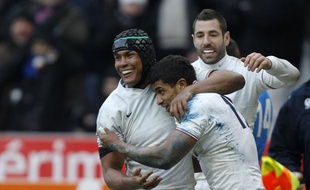 Thierry Dusautoir félicite Welsley Fofana après son essai contre l'Italie, le 4 février 2012 au Stade de France.