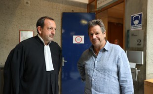 Le chef Christophe Lery (à d.) accompagné de son avocat lors de son audience à Draguignan, le 2 septembre