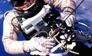 Ed White, le premier astronaute américain à effectuer une sortie dans l'espace, le 3 juin 1965.