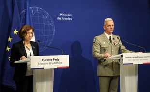 La ministre de la Défense, Florence Parly, et le chef d'état-major des armées, Francois Lecointre, lors d'une conférence de presse après la libération de quatre otages par les forces françaises, le 10 mai 2019.