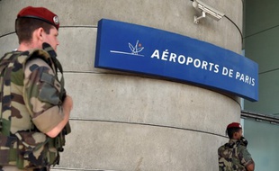 Photo d'archives du 20 juillet 2016 montrant des soldats du 8e RPIMA (8e regiment de parachutistes d'infanterie de marine), participant à l'opération Sentinelle, à l'aéroport Charles de Gaulle à Roissy-en-France.