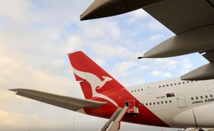 La compagnie australienne Qantas a annoncé vendredi qu'elle reportait à 2016/2017 la réception de deux avions gros porteurs A380 d'Airbus livrables en 2013, dans le cadre de son programme d'économies destiné à enrayer le déclin de ses performances opérationnelles.