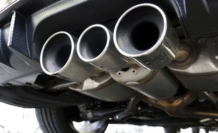 Des pots d'échappement d'une voiture diesel (Illustration).