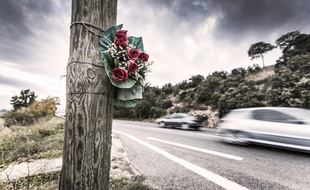 Bouquet de fleurs indiquant le lieu d'un accident de la route.