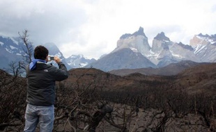 L'incendie qui a détruit en cinq jours des milliers d'hectares d'un parc naturel de Patagonie chilienne a été freiné et "stabilisé" ce week-end, et les autorités étaient dimanche optimistes sur un contrôle des derniers foyers "dans les prochaines heures ou jours".