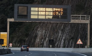 Un message relatif au Covid-19 sur l'autoroute A8, en mars 2020 (illustration).