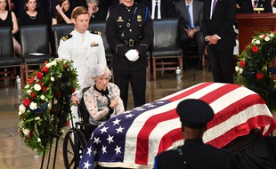 A 106 ans, Roberta McCain a été l'une des premières à s'installer face au cercueil de son fils vendredi au Capitole.