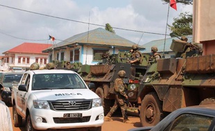 Des soldats français de l'"Opération Sangaris" et de la force africaine (MISCA) à Bangui, le 20 juin 2014