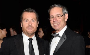 Frédéric Cumenal (à g), embauché par Tiffany en 2011 en tant que vice-président chargé des ventes mondiales et de la distribution, aux côtés de Mike Kowalski le 18 avril 2013 à New York