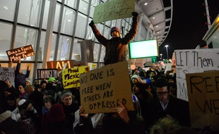 A l'éaroport JFK de New York, de grosses manifestations ont eu lieu ce week-end contre le décret pris par Donald Trump qui interdit l'entrée sur le territoire des ressortissants de sept pays.