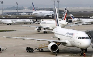 Air France a reconnu jeudi que sa restructuration conduira à un "sureffectif", dont elle dévoilera l'ampleur dans la deuxième quinzaine de juin après les derniers arbitrages sur son plan d'économies, mais la compagnie veut toujours éviter les "départs contraints".