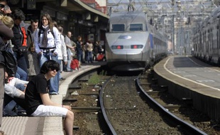 A la gare de Lyon Part-Dieu, des usagers attendent leur train, le 17 avril 2010, alors qu'une grève des agents de la SNCF perturbe le trafic des TGV notamment.