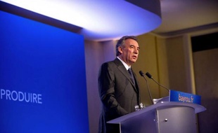 François Bayrou, candidat MoDem à l'Elysée, a qualifié mardi de "faute" l'adoption définitive la veille par le parlement d'une proposition de loi pénalisant la négation du génocide arménien, reprochant à Nicolas Sarkozy et François Hollande de l'avoir soutenue.