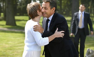 Nicolas Sarkozy fait la bise à la présidente du Medef Laurence Parisot