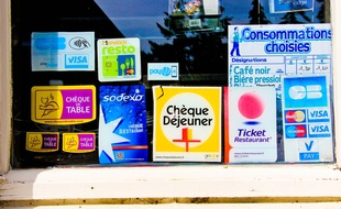 Plusieurs moyens de paiement, dont des tickets resto.