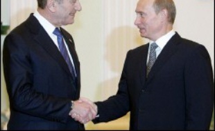 Le Premier ministre israélien Ehud Olmert s'est employé mercredi à rallier le président russe Vladimir Poutine à l'idée de sanctions plus sévères contre l'Iran, accusé de chercher à se doter de l'arme nucléaire sous couvert d'un programme nucléaire civil réalisé avec la Russie.