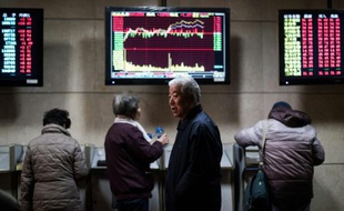 Des investisseurs chinois regardent des tableaux d'indices boursiers, le 18 janvier 2016 à Shanghaï