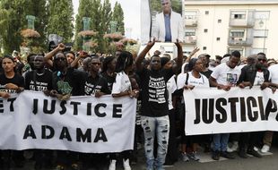 Plusieurs milliers de personnes à Beaumont-sur-Oise (Val-d'Oise), le 22 juillet 2016 lors d'une marche blanche, après la mort d'Adama Traoré.