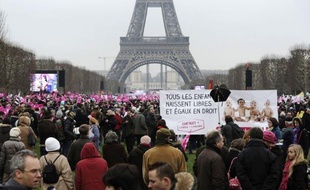 Le collectif organisateur de la "Manif pour tous" a dit mercredi qu'il ne rembourserait pas les 100.000 euros réclamés par la mairie de Paris au ministère de l'Intérieur pour la remise en état des pelouses du Champ-de-Mars, point de ralliement dimanche des opposants au mariage homosexuel.