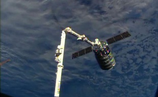 Image fournie par NASA-TV montrant la capsule non habitée Cygnus capturée par le bras robotique de la Station spatiale internationale (ISS) le 29 septembre 2013.