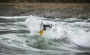Micah Lester surfer professionnel australien évolue sur la plage d'Unstad dans l'archipel norvégien des Lofoten, le 19 avril 2015