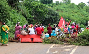 Un barrage routier près de Koungou, à Mayotte, le 9 mars 2018.