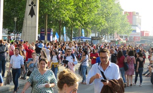 La foule devant le Roazhon Park, à Rennes, à une heure du coup d'envoi de France-Nigeria.