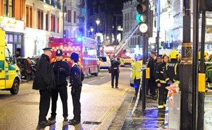Les abords du théâtre Apollo, où une partie du toit s'est effondrée, à Londres (Grande-Bretagne), le 19 décembre 2013.