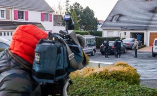 Des policiers le 1er janvier 2015 devant la maison où une fusillade est survenue pendant le réveillon de la Saint-Sylvestre, à Sainte-Catherine près d'Arras
