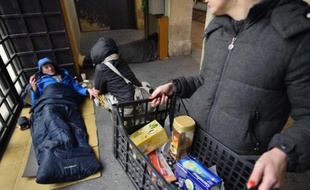 Des membres d'une association à la rencontre d'une personne sans domicile fixe le 28 novembre 2013 à Paris