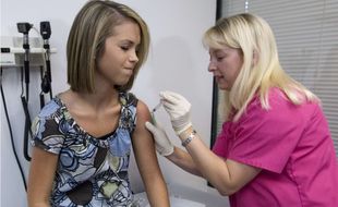Il est recommandé de faire le vaccin contre le papillomavirus avant que les adolescentes aient leurs premiers rapports sexuels.