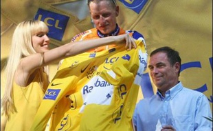 Le Danois Michael Rasmussen (Rabobank) avec le maillot jaune, le 18 juillet.