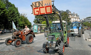 La création du GCO va nécessiter la réquisition de 300 hectares de terres agricoles, déplorent ses adversaires.