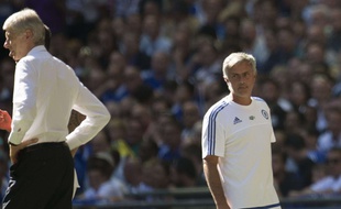 Tout l'amour que José Mourinho porte à Arsène Wenger résumé dans cette photo datant du 2 août 2015, lors du Community Shield entre Arsenal et Chelsea.