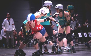 A l'image de cette rencontre entre la France et l'Australie, le derby roller est réservé aux amateurs de sports de contact.