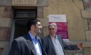 Michel Revol et André Millat-Carus, délégué régional Agefiph, présentent le bureau.