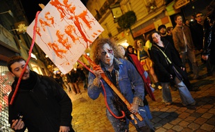 Nantes, le 18/11/2010 Zombies walk marche des zombies dans les rues nocturnes
