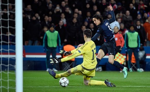 L'attaquant du PSG Edinson Cavani contre Chelsea, le 16 février 2016 au Parc des Princes.